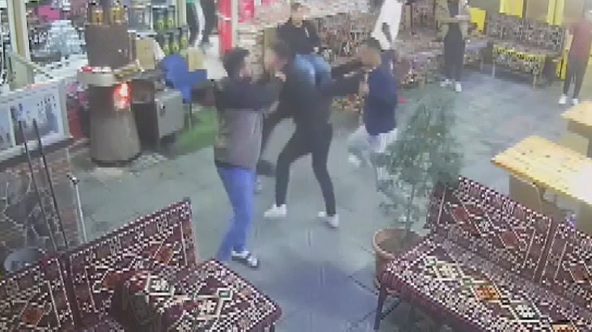Ellerinde sopa ve keserlerle 2 kişiyi öldüresiye dövdüler