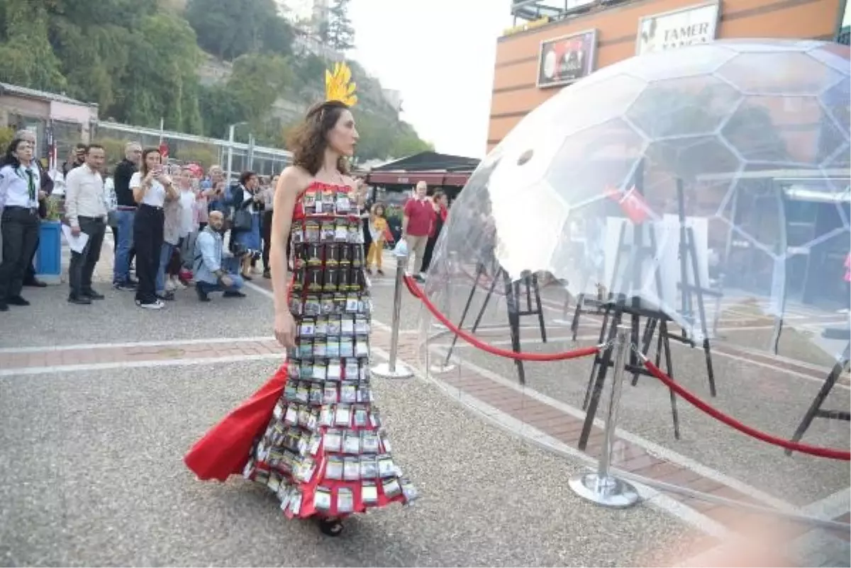 Kanser Tedavisi Gören Kadınlar Kanserojen Malzemelerden Tasarlanan Kıyafetlerle Podyuma Çıktı