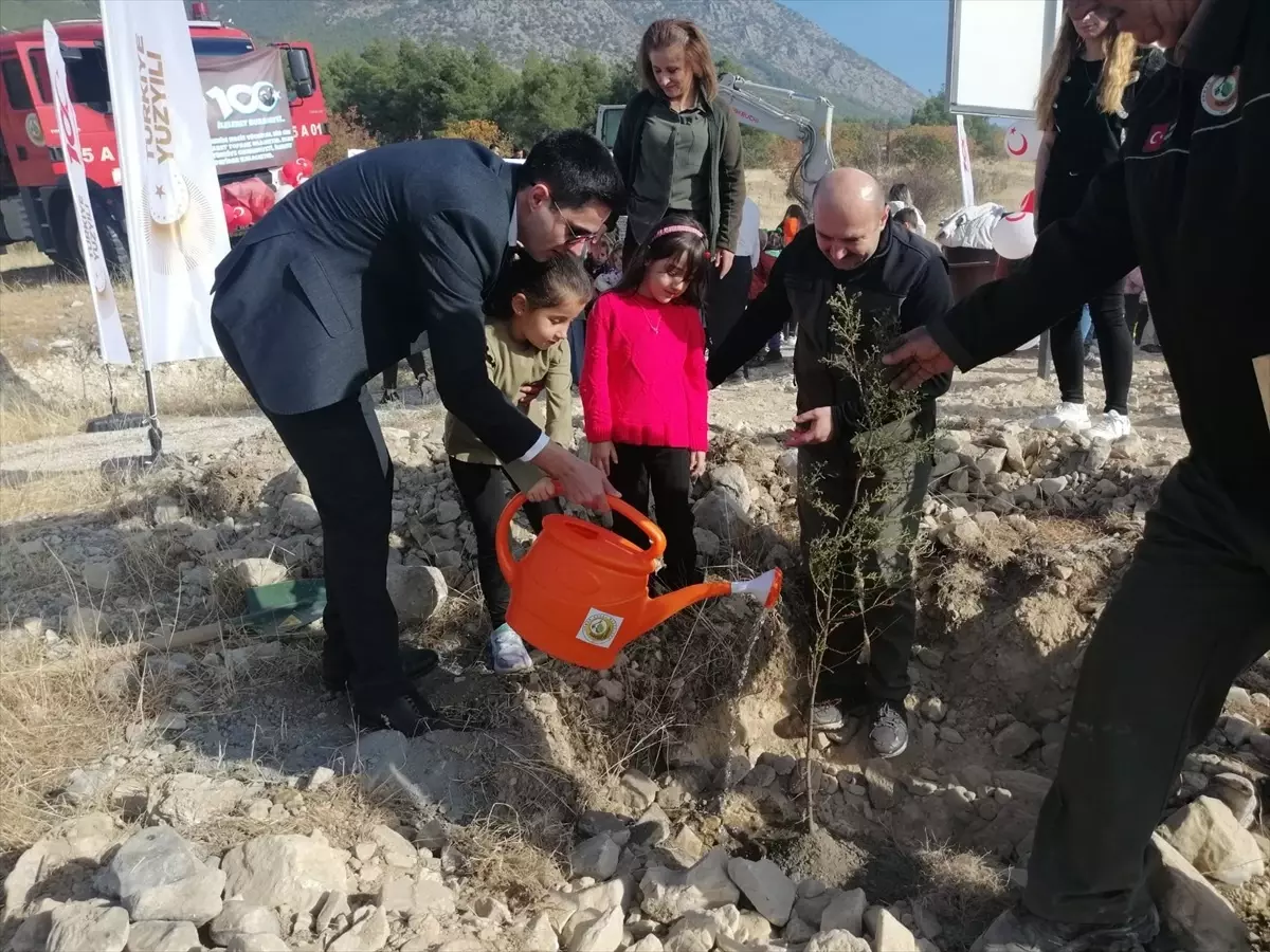 Çorum Kargı\'da Anaokulu Öğrencileri Fidan Dikti