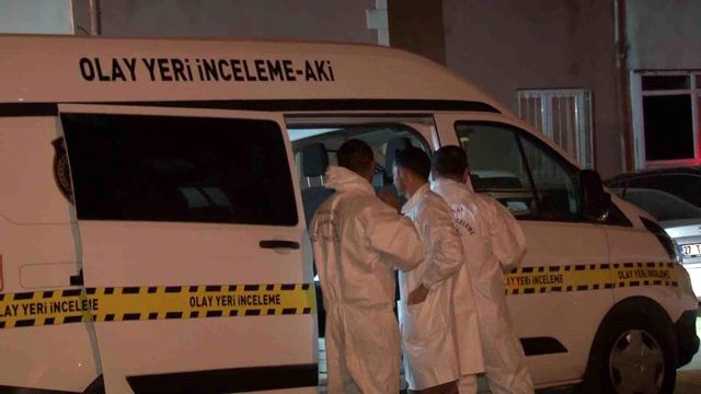 İstanbul Kartal'da bir apartmanda günlerdir aranan bir kişi ölü bulundu İstanbul Kartal'da bir apartmanda günlerdir aranan bir kişi ölü bulundu