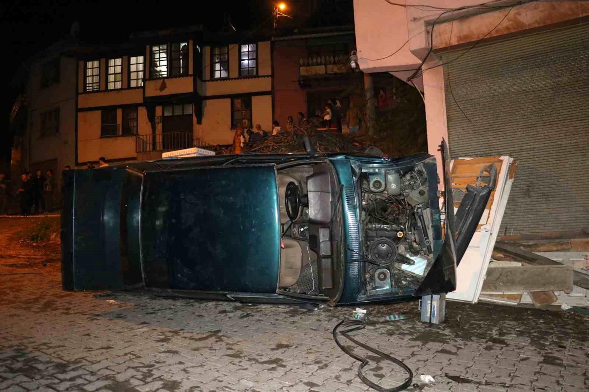 Kastamonu\'da Otomobil Takla Attı: 2 Yaralı