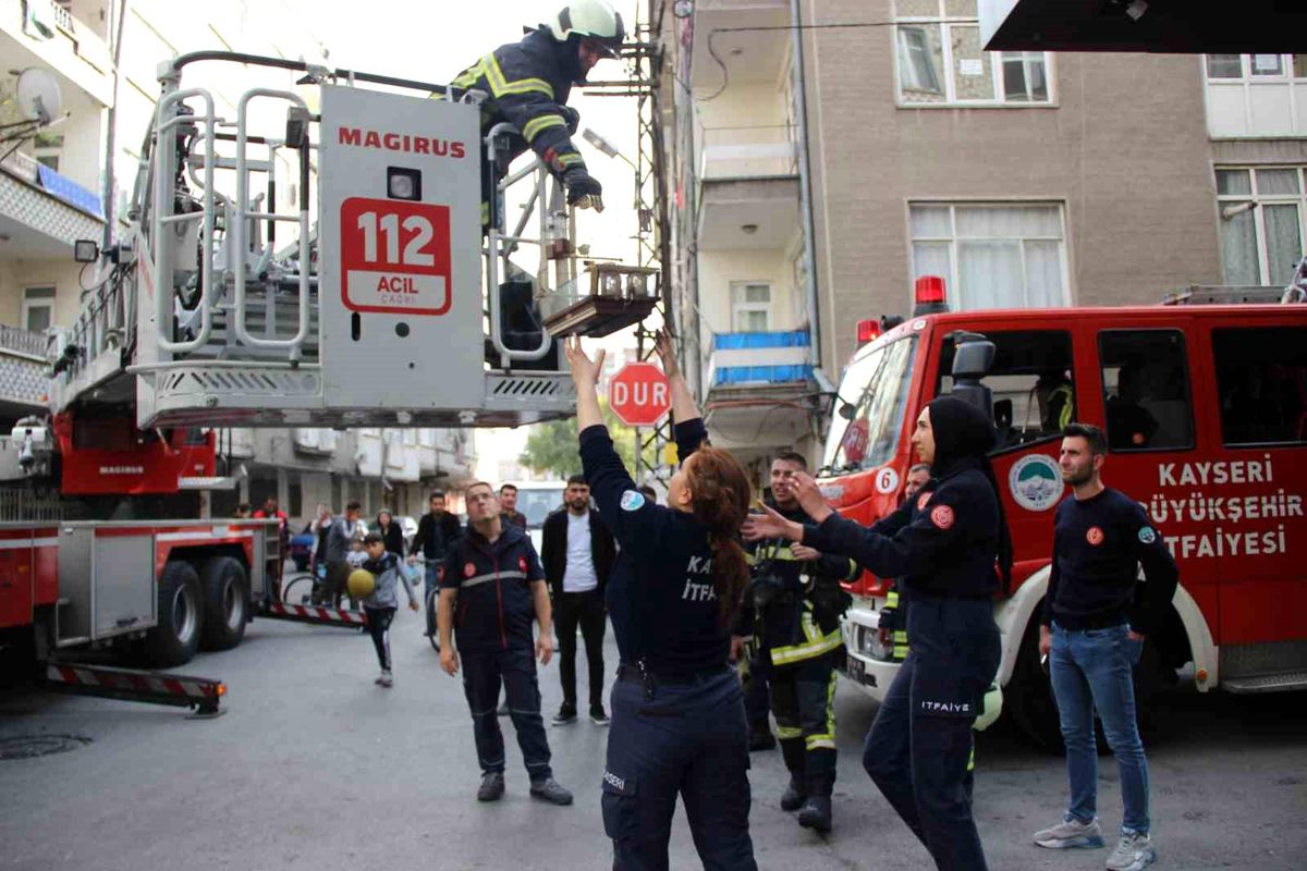 Kayseri\'de çıkan yangında mahsur kalan çocuklar ve evcil hayvanlar kurtarıldı