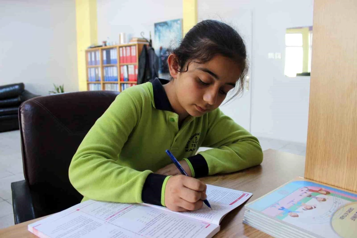 Kayseri\'de Her Ev Bir Okul Projesi ile Öğrencilere Çalışma Masaları Dağıtılıyor