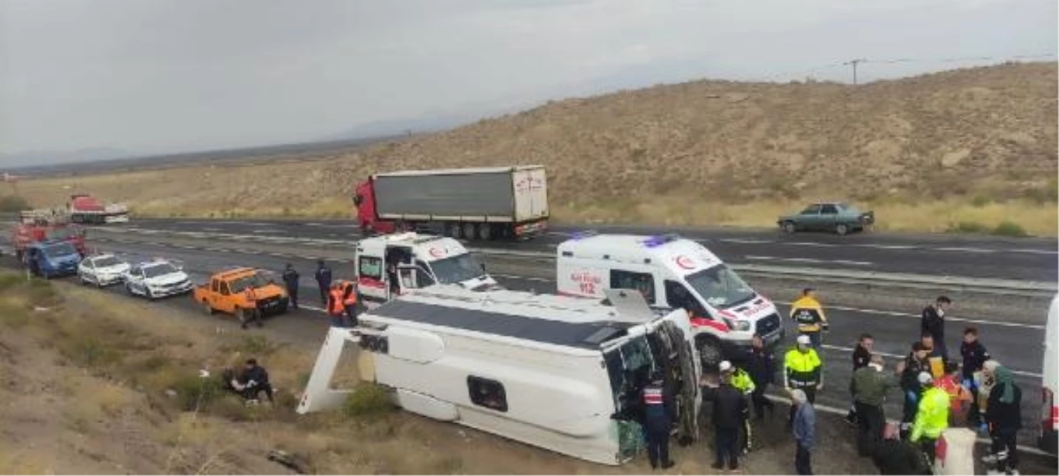 Kayseri-Niğde kara yolunda midibüs devrildi, 14 yolcu yaralandı