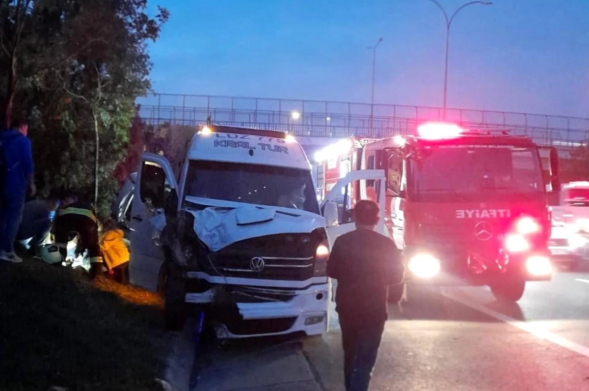 Kocaeli\'de işçi servisi ile otomobilin karıştığı kazada 14 kişi yaralandı