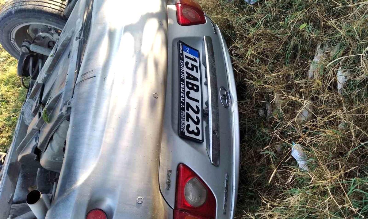 Burdur\'da Otomobil Şarampole Devrildi: 1 Yaralı