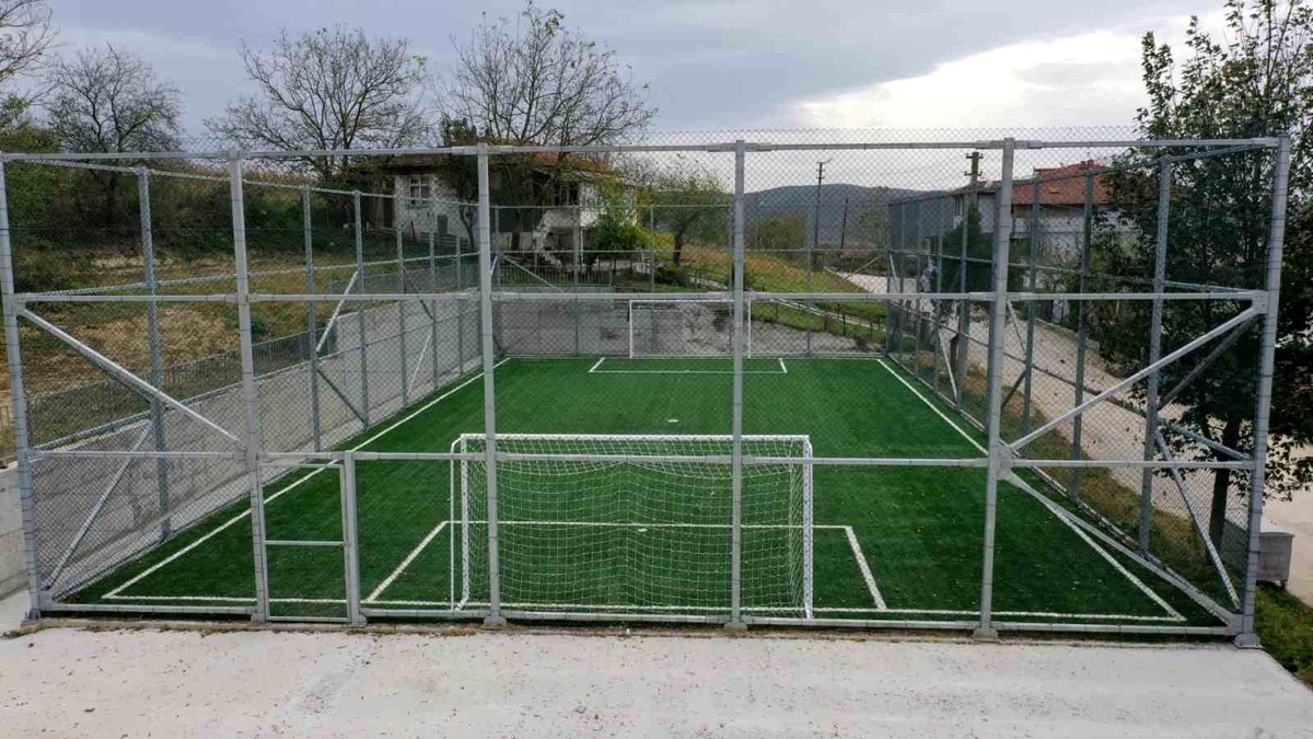 İzmit\'in kırsal mahallelerine futbol sahası yapılıyor
