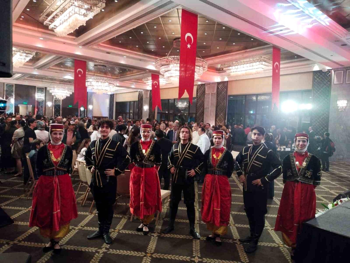 Kuşadası Halk Oyunları Ekibi Filipinler\'de Türkiye\'yi Temsil Etti