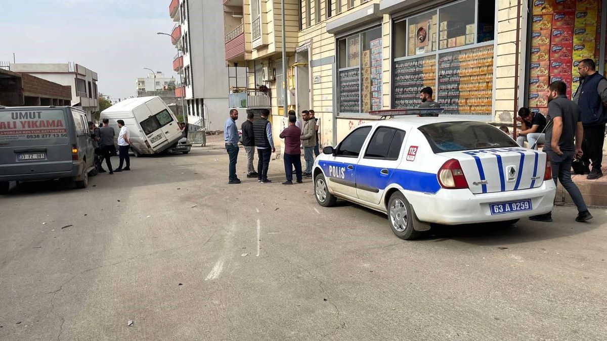 Şanlıurfa\'da Kontrolden Çıkan Minibüs İlginç Kazaya Yol Açtı
