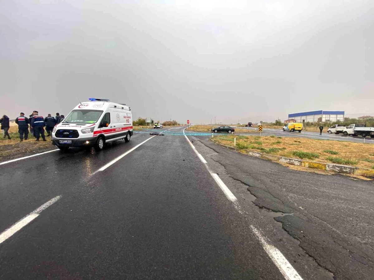 Niğde-Ulukışla yolunda otomobil ile motosiklet çarpışması sonucu motosiklet sürücüsü hayatını kaybetti