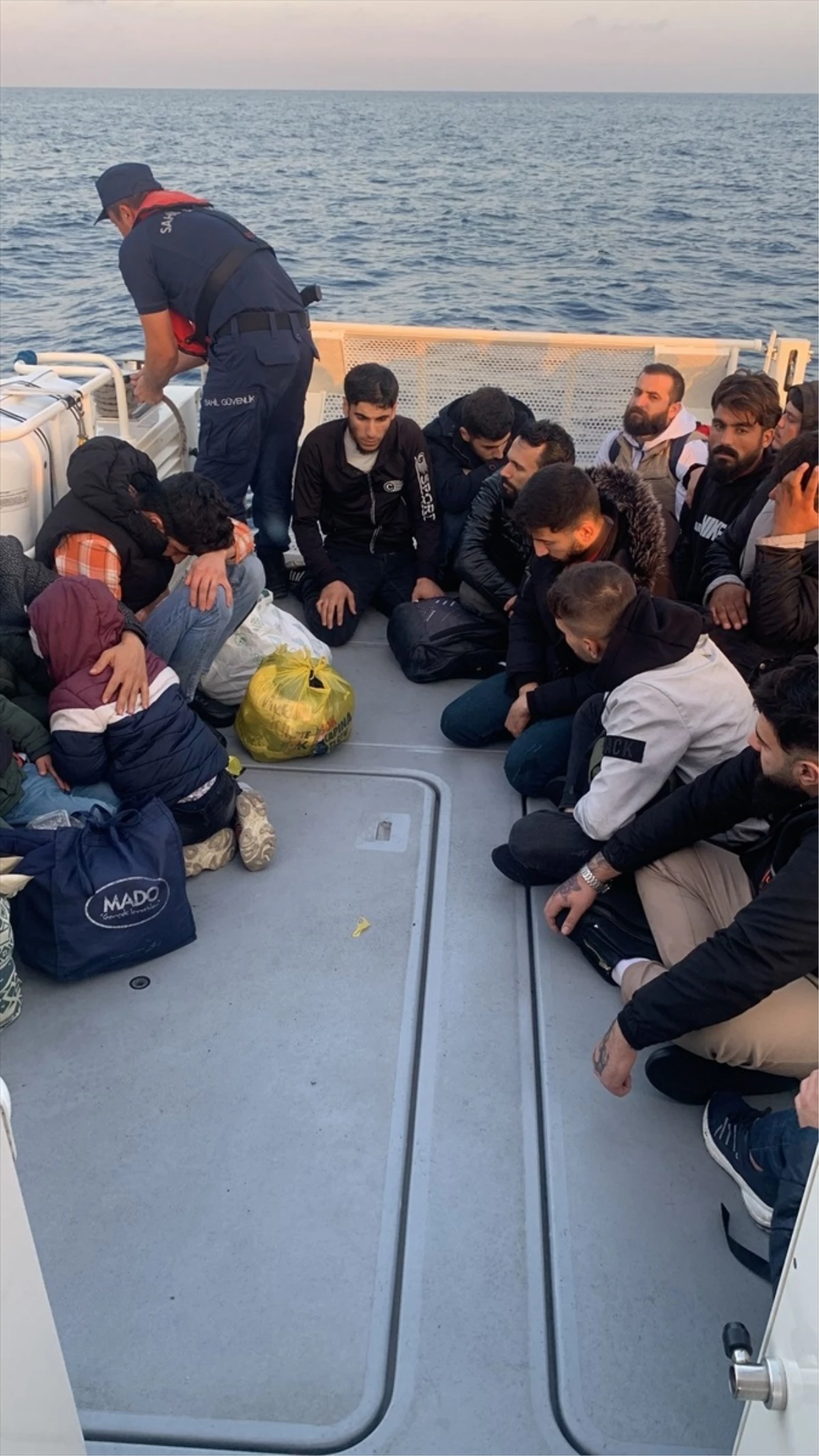 Muğla\'da Yunanistan unsurları tarafından Türk kara sularına itilen lastik botlardaki 113 düzensiz göçmen kurtarıldı