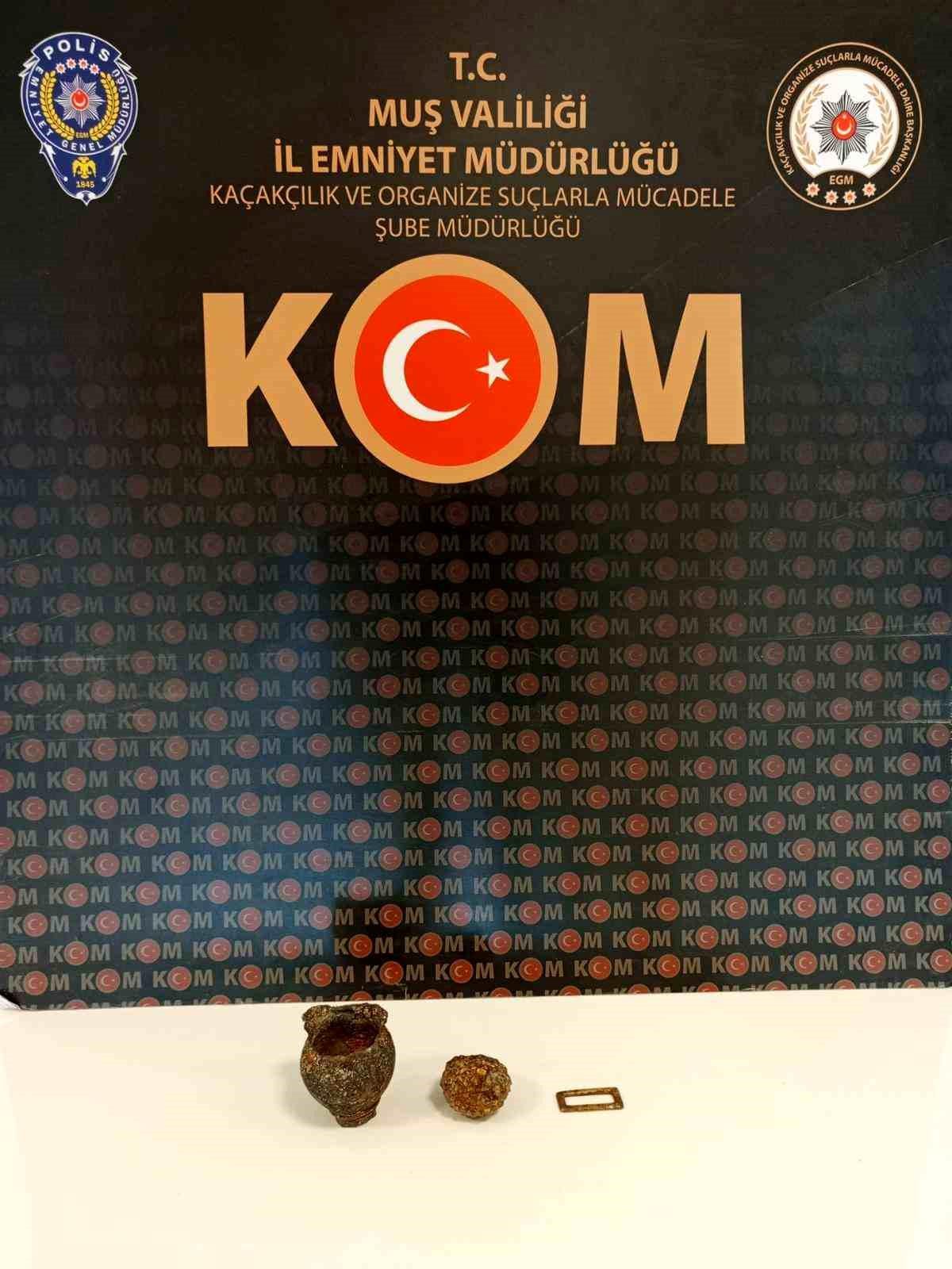 Muş\'ta Valizde Tarihi Eser Kaçakçılığına İlişkin 3 Obje Ele Geçirildi