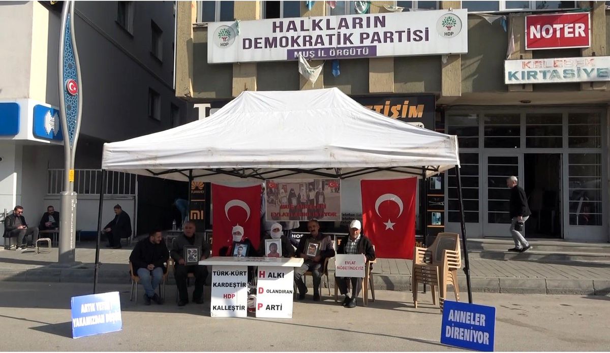 Muş\'ta Aileler HDP İl Başkanlığı Önünde Oturma Eylemi Yaptı