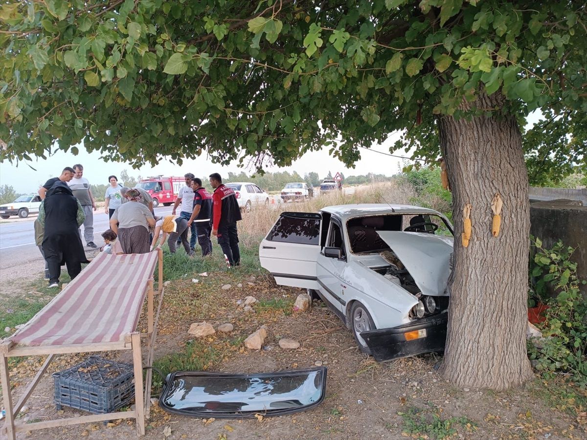 Kadirli\'de Kontrolden Çıkan Otomobilin Ağaca Çarpması Sonucu 3 Kişi Yaralandı