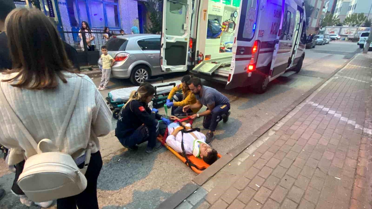 İzmit\'te otomobil ile motosiklet çarpıştı: 2 yaralı