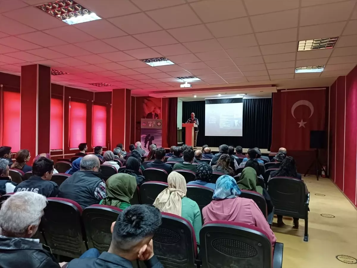 Özvatan\'da uyuşturucu ile mücadele konferansı düzenlendi