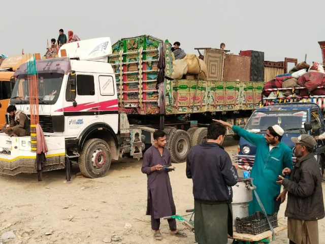 Pakistan'ın sınır dışı etmeye zorladığı Afgan mülteciler ülkesine dönüyor