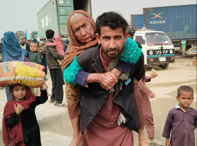 Pakistan'ın sınır dışı etmeye zorladığı Afgan mülteciler ülkesine dönüyor