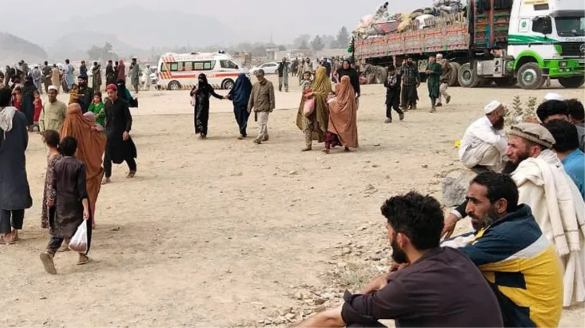 Pakistan\'ın zorla gönderdiği Afgan mülteciler sınır kapılarına akın etti