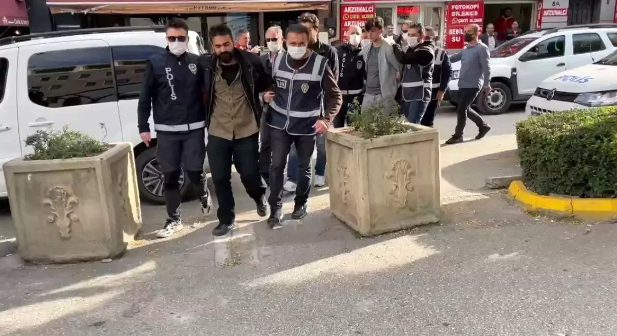 Eskişehir\'de KYK Yurdunun Önünde Eylem Yapan Grubun İçinden 4 Öğrenci Gözaltına Alındı