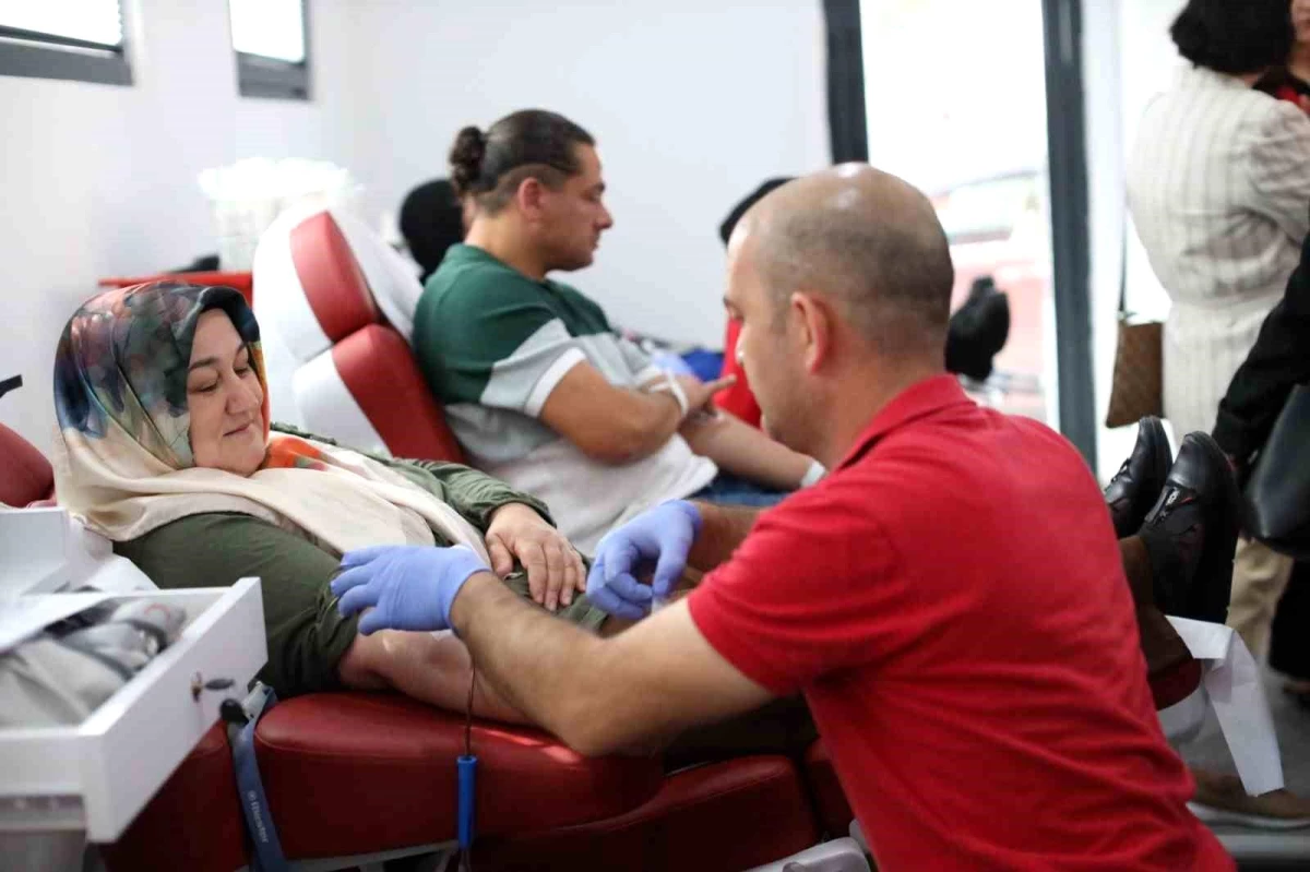 Sakarya\'da Cumhuriyet\'in 100. yılı ve Kızılay Haftası dolayısıyla vatandaşlar Kızılay\'a kan bağışında bulundu