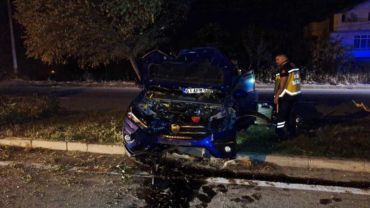 Samsun\'da ağaca çarpan otomobilde 3 kişi yaralandı