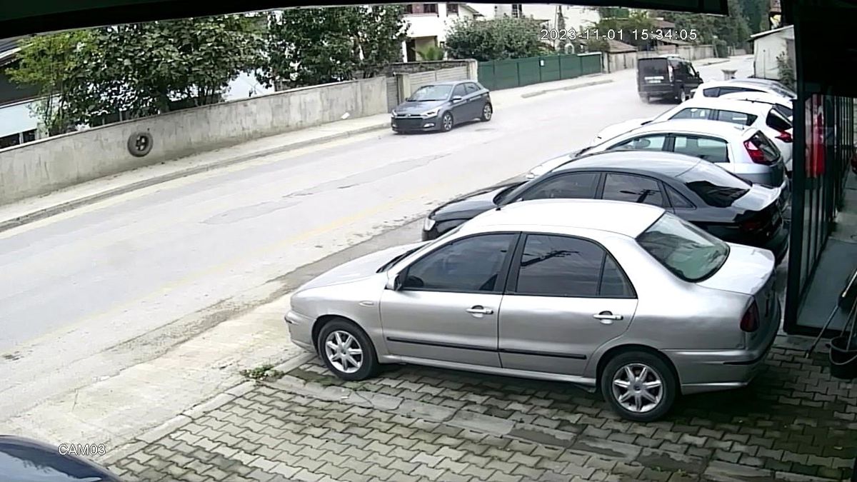 Akyazı\'da hafif ticari aracın kopan tekeri otomobile çarptı