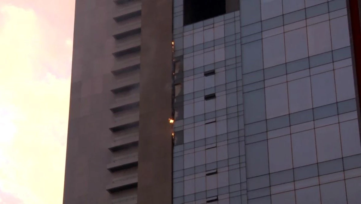 Şişli Mecidiyeköy\'de bulunan Torun Center binasında yangın çıktı, itfaiye ekipleri olay yerine sevk edildi