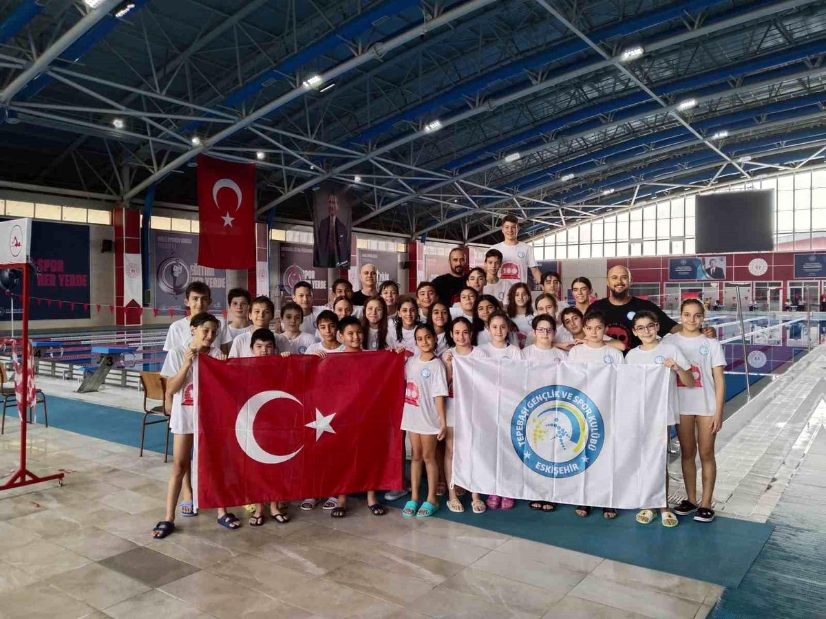 Tepebaşı Gençlik ve Spor Kulübü Yüzücüleri Bölge Müsabakalarına Katılmaya Hak Kazandı
