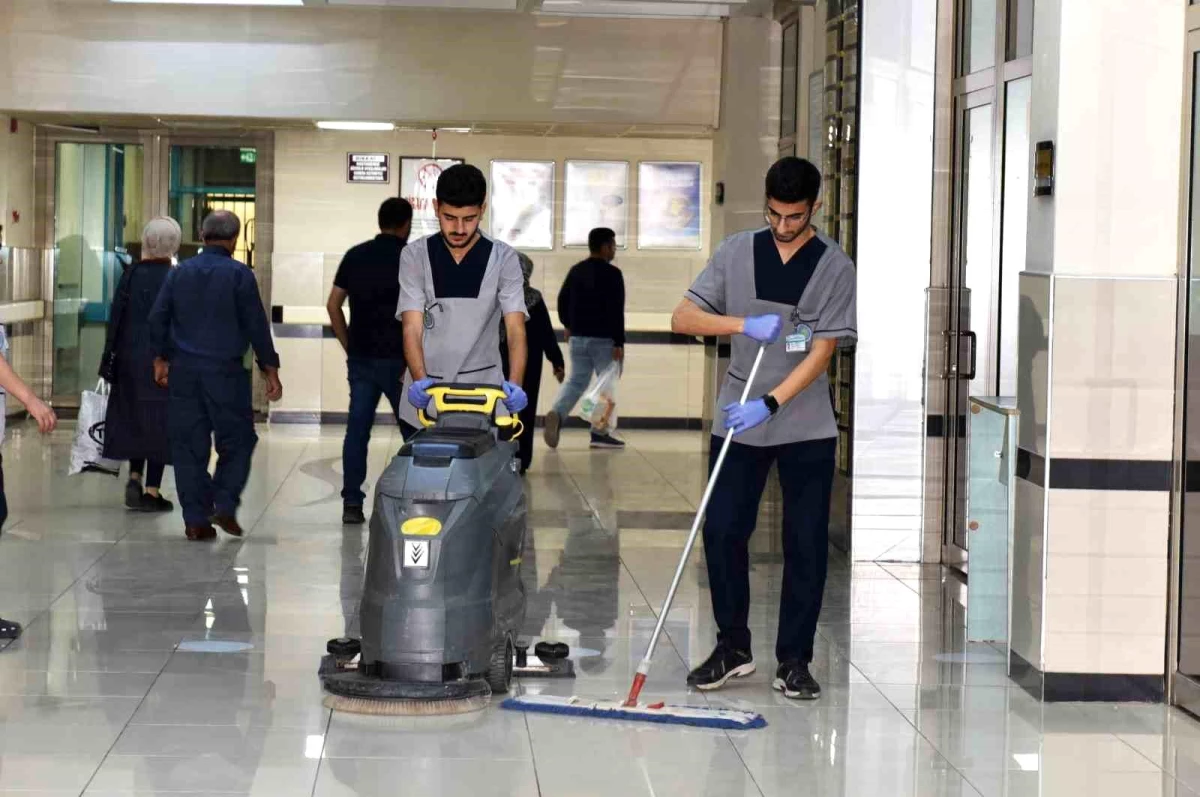Diyarbakır\'da Tıp Fakültesi öğrencileri KPSS\'den aldıkları başarıyla hastanede temizlik personeli olarak çalışıyor