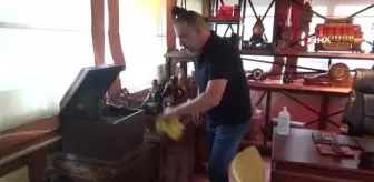 Topladığı antikalarla iş yerini adeta müzeye dönüştürdü