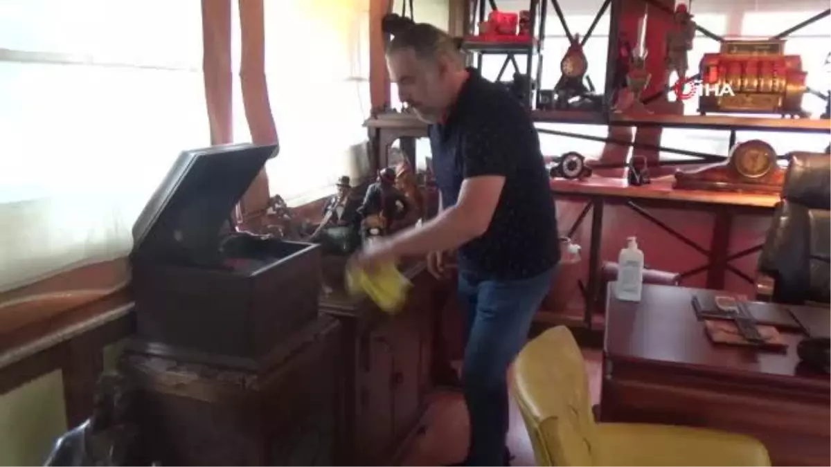 Topladığı antikalarla iş yerini adeta müzeye dönüştürdü