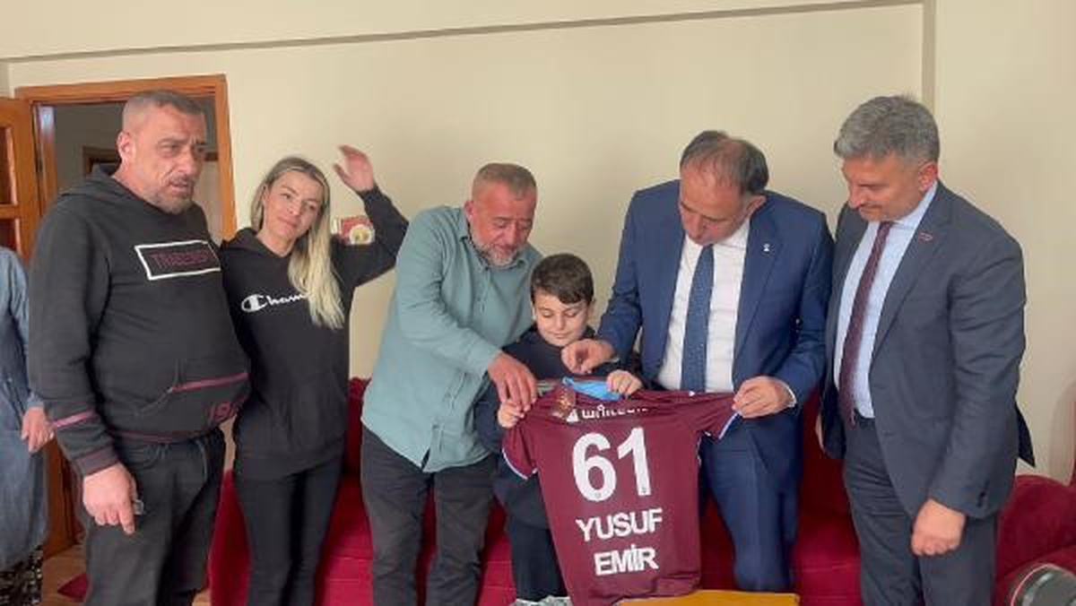 Bursa\'da Bisikletli Saldırısına Uğrayan Öğrenciye Trabzonspor Forması Hediye Edildi