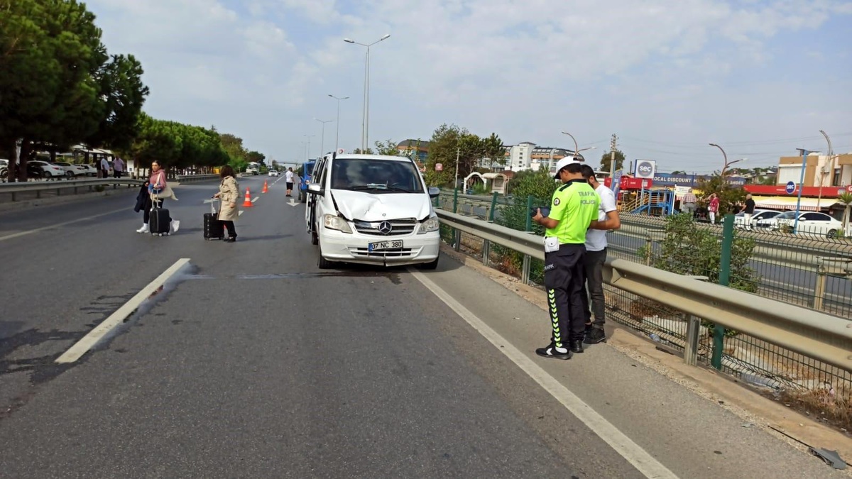Manavgat\'ta Tur Aracı Kadına Çarptı, Ağır Yaralandı