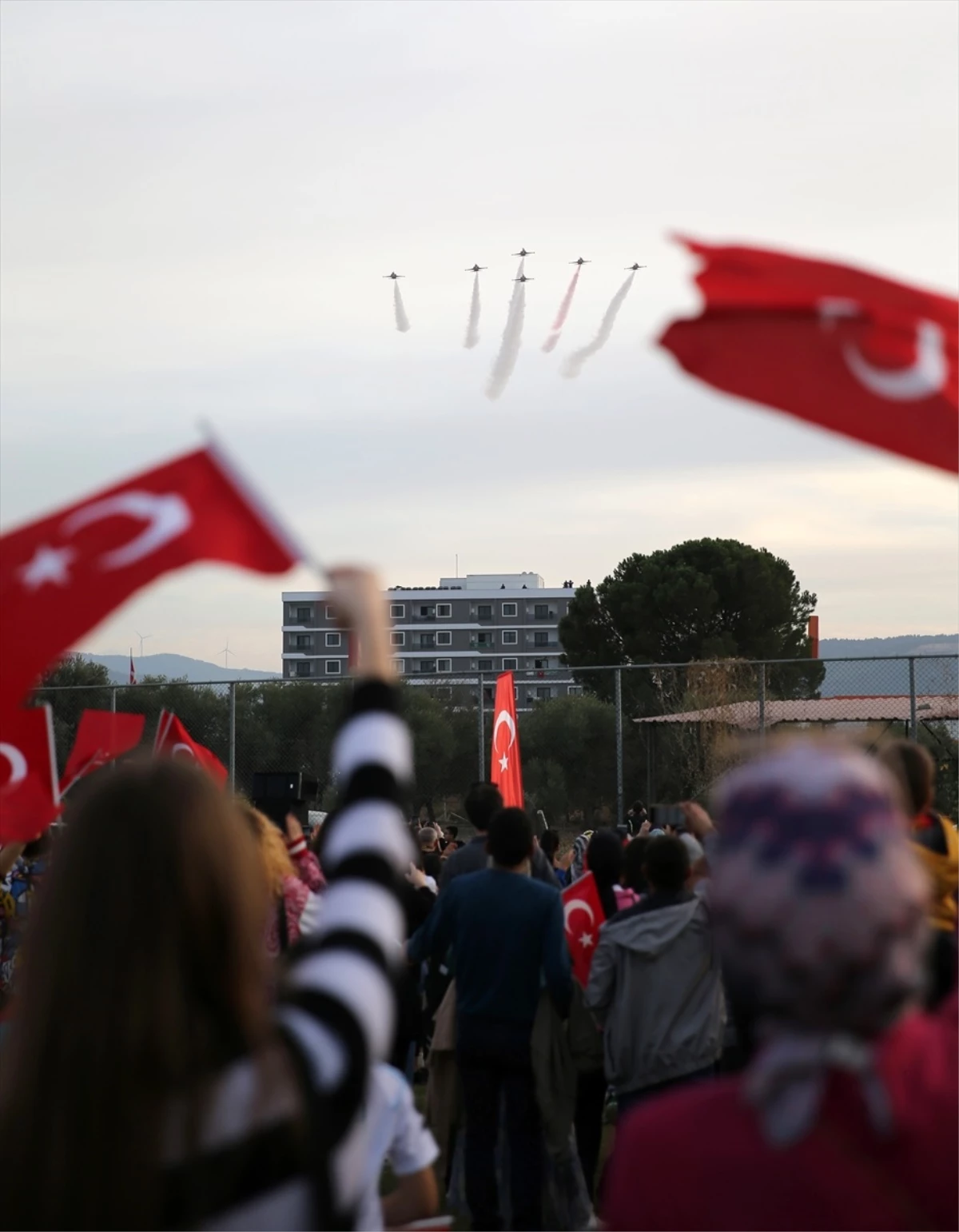 Türk Yıldızları Manisa\'da Gösteri Uçuşu Gerçekleştirdi