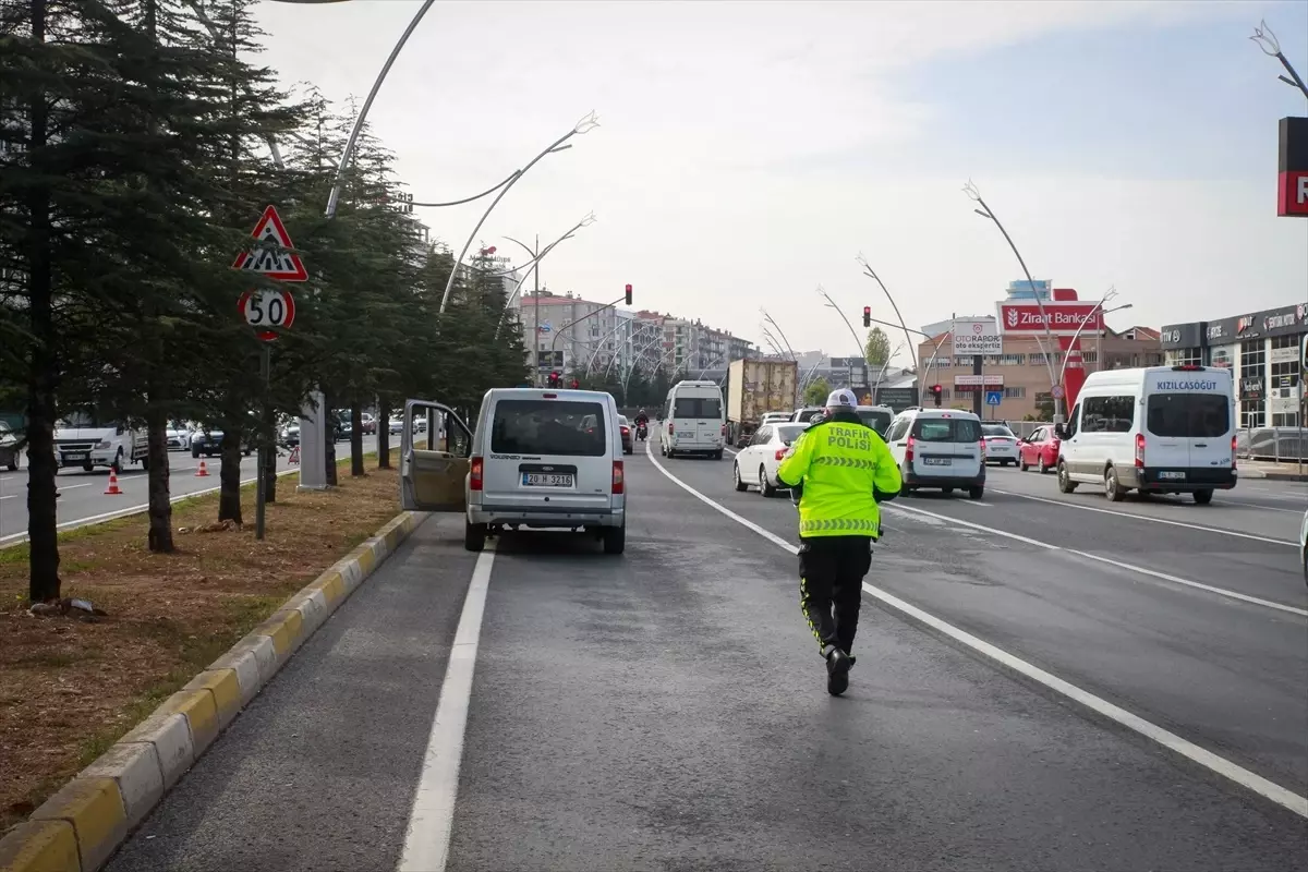Uşak'ta Yolun Karşısına Geçmeye Çalışan 2 Kişi Hafif Ticari Araç Tarafından Yaralandı