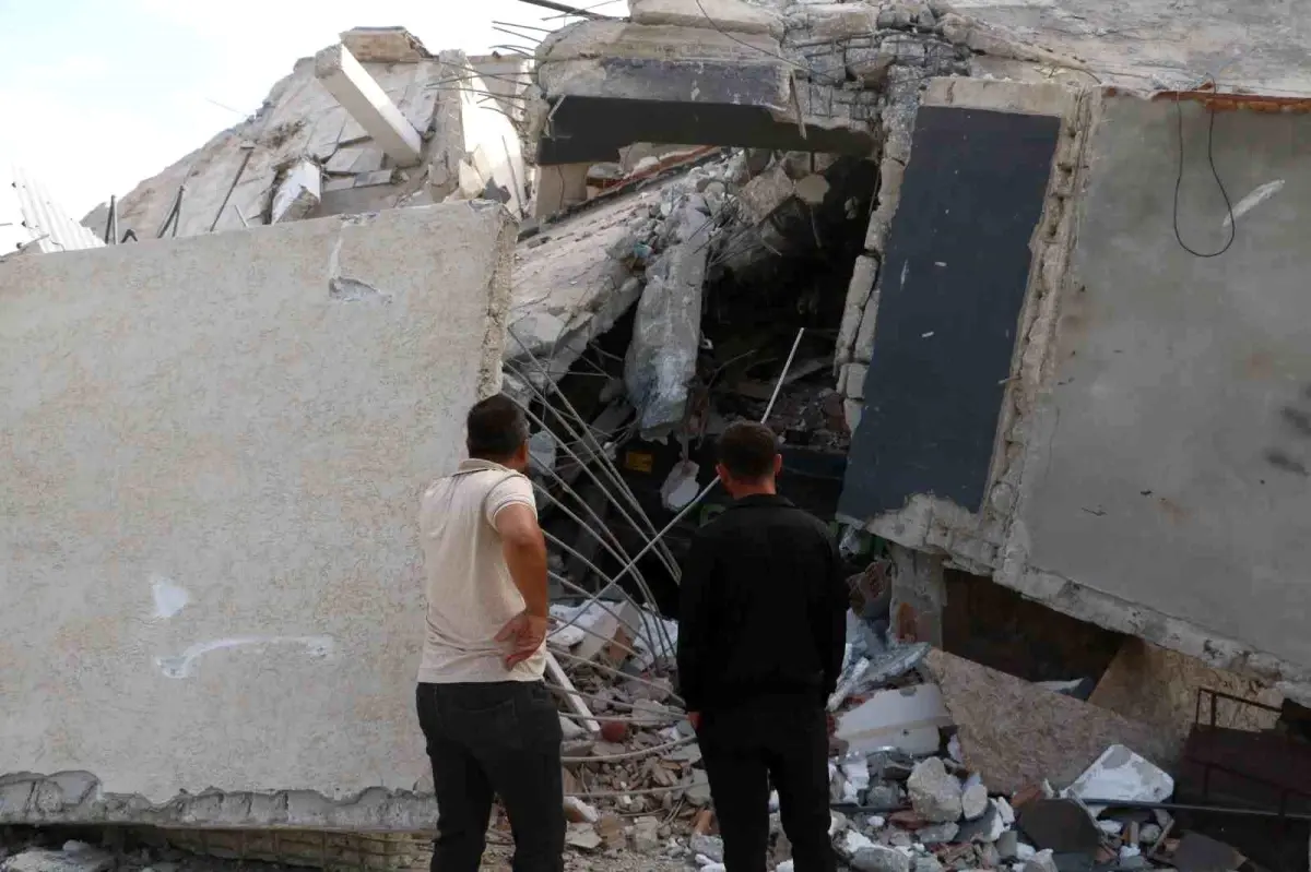 Hatay\'da deprem sonrası bina yıkımında iş makinesi üzerine çöktü