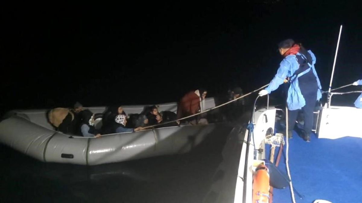 Çanakkale\'de 77 kaçak göçmen kurtarıldı, 1 kişi yakalandı