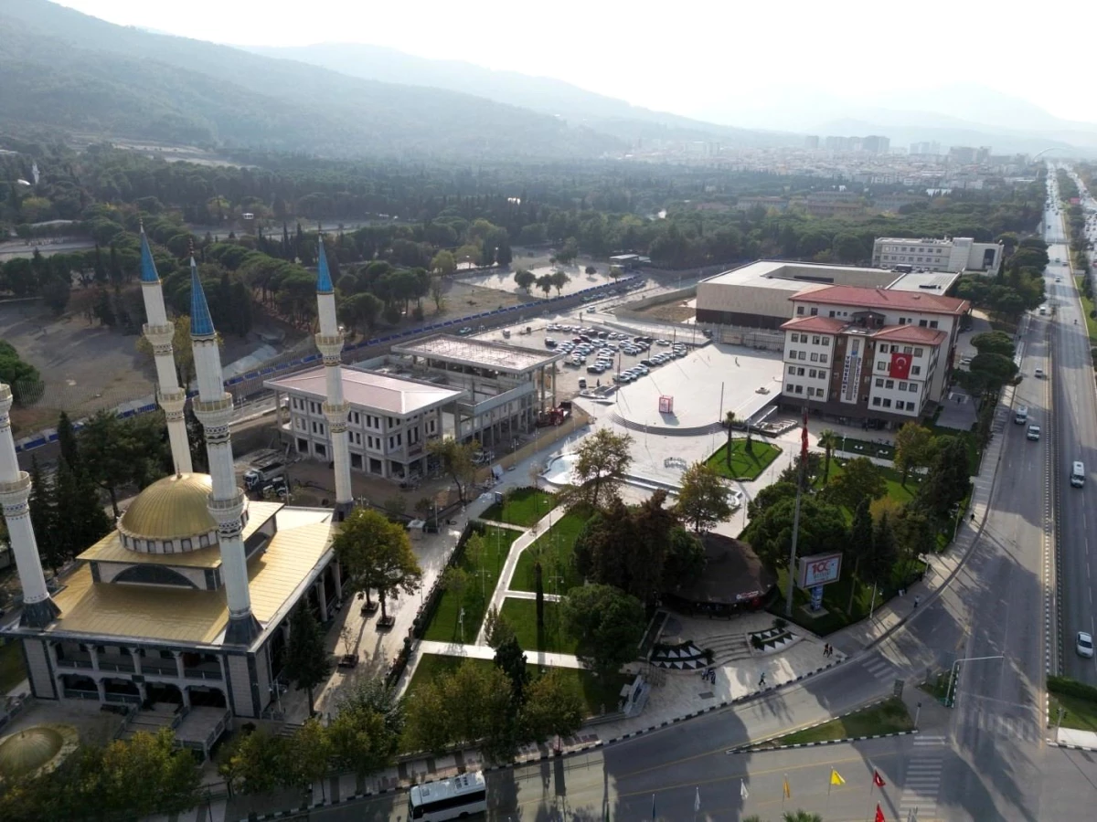Yunusemre Belediyesi 100. Yıl Meydanı\'nın açılışını yapıyor