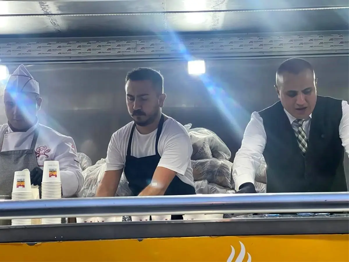 Zeytinburnu Belediyesi Günde Bin 200 Kişiye Sıcak Çorba İkram Ediyor