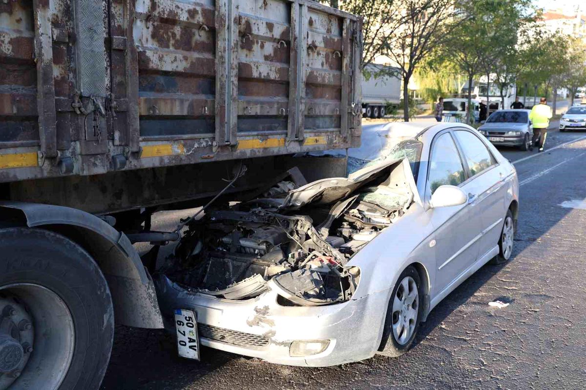 Nevşehir\'de Peş Peşe Trafik Kazaları: 2 Yaralı