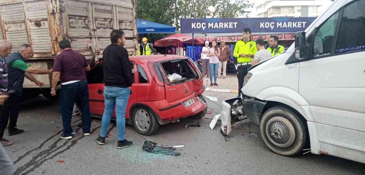Antalya\'da Zincirleme Kaza: Güvenlik Kamerası Kaydetti