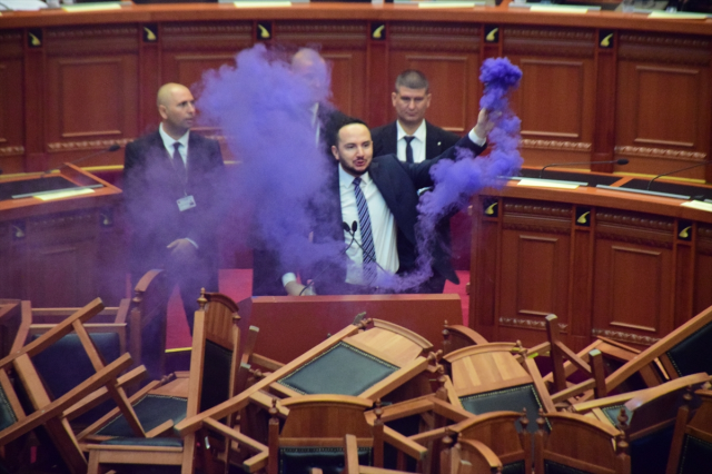 Arnavutluk Meclisinde büyük kavga! Oturumu engelleyen muhalefet milletvekilleri kürsüye sis bombası attı