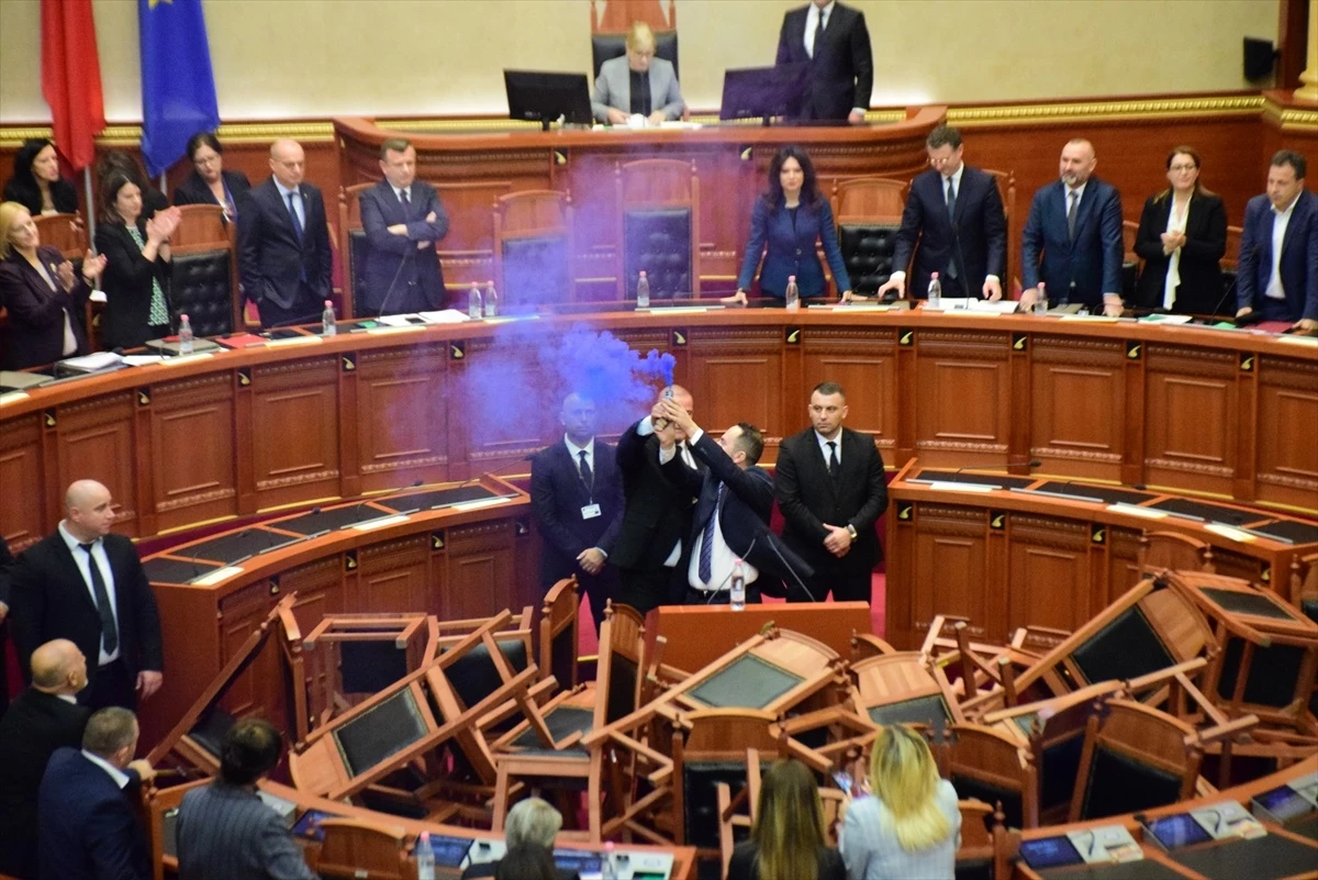 Arnavutluk Meclisi\'nde gerilim! Sandalyeleri fırlatıp kürsüye sis bombası attılar