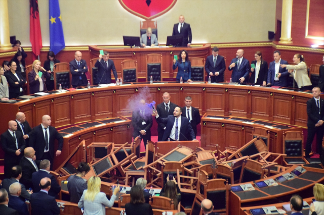 Arnavutluk Meclisinde büyük kavga! Oturumu engelleyen muhalefet milletvekilleri kürsüye sis bombası attı