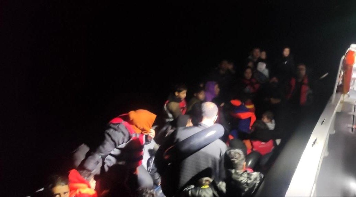 Ayvalık\'ta Mobil Radar ile Yakalanan 79 Düzensiz Göçmen