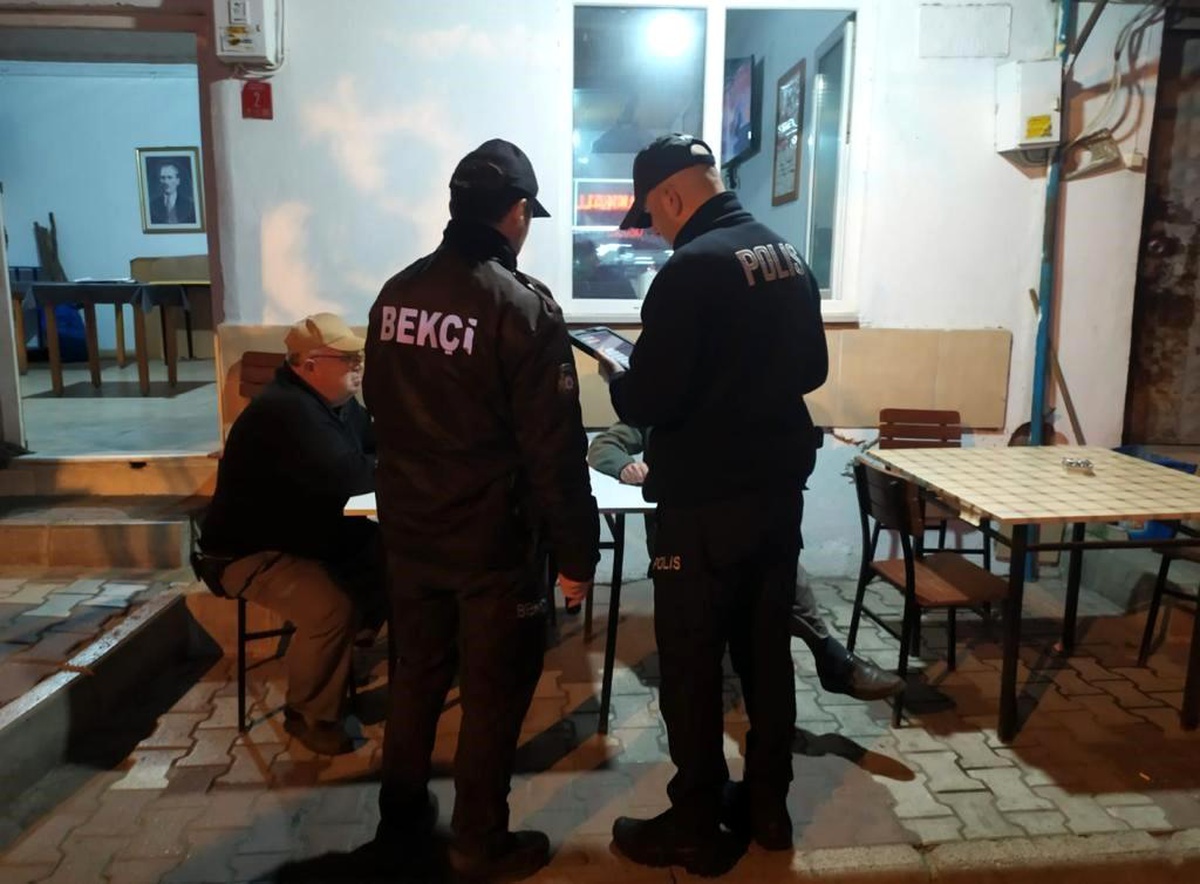 Balıkesir\'de Huzur Operasyonu: 3 Şüpheli Gözaltına Alındı, 1 Ruhsatsız Silah Ele Geçirildi