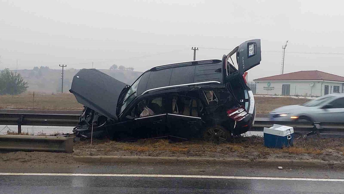 Tekirdağ\'da kaygan yolda kaza: Araç bariyerde asılı kaldı, sürücü yaralandı