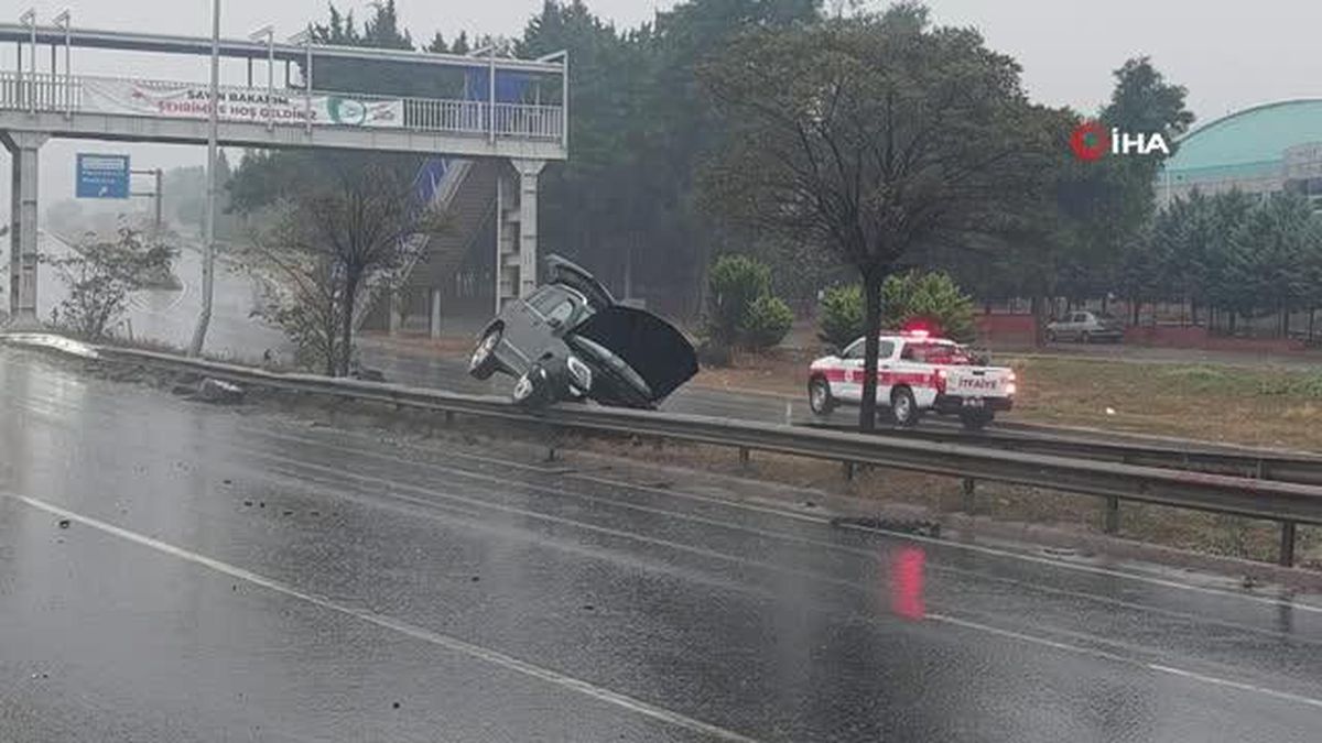 Bariyere çarpan cip asılı kaldı: 1 yaralı