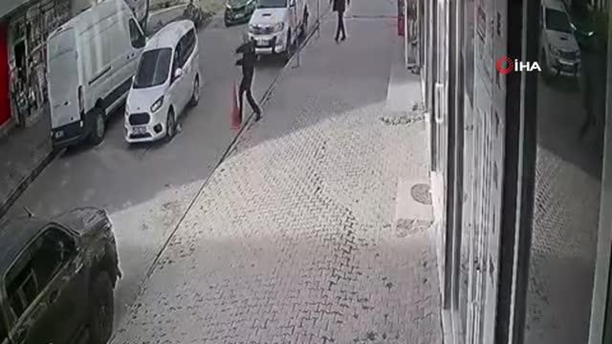 Aracın altında kalan çocuğu vatandaşlar kurtardı